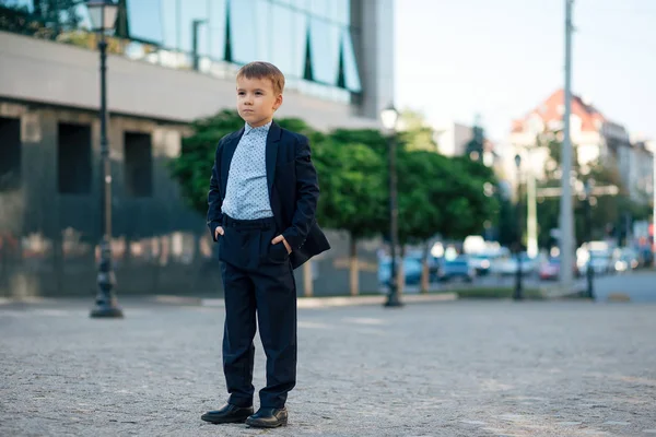 Chłopak w garniturze biznes klasyczny, nowoczesny, ciemny, niebieski — Zdjęcie stockowe