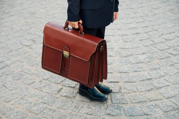 Рука держит бизнес кожаный портфель Braun — стоковое фото