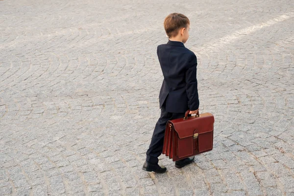 Futuro hombre de negocios en traje formal con maletín y teléfono — Foto de Stock