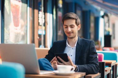 Tablet için arıyorum ve ekran dokunaklı bir adam