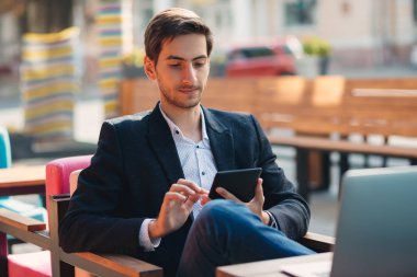  Genç adam parmak tablet ekranıyla dokunmadan