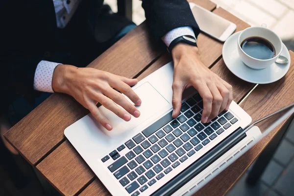 Primer plano hombre manos escribiendo en el teclado y desplazándose en el touchpad — Foto de Stock