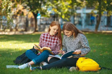 Açık havada kampüs Üniversitesi'nde okuyan öğrenciler
