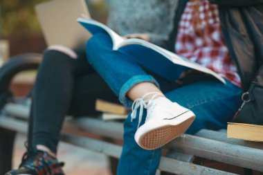 Açık havada bankta oturan insanlar