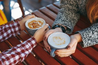 Kahve tutan çiller ile kadın el 