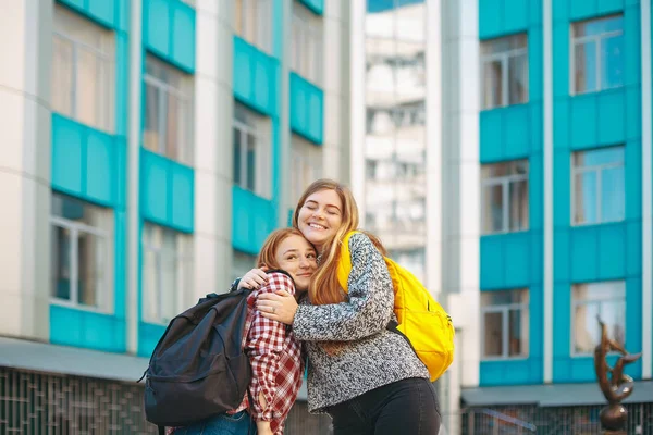 Glückliches Mädchen umarmt ihren Freund. — Stockfoto