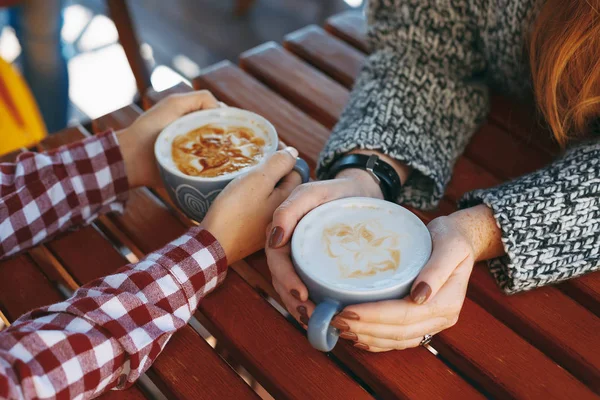Ręce kobiety z piegami holding kubki kawy — Zdjęcie stockowe