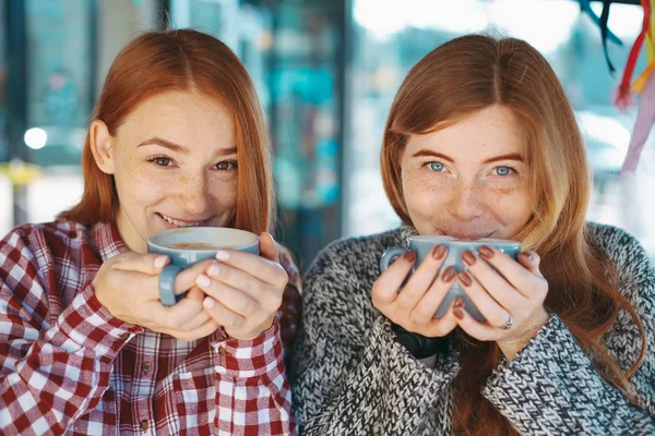 Hymyilevä kauniita nuoria naisia poseeraa kahvia — kuvapankkivalokuva