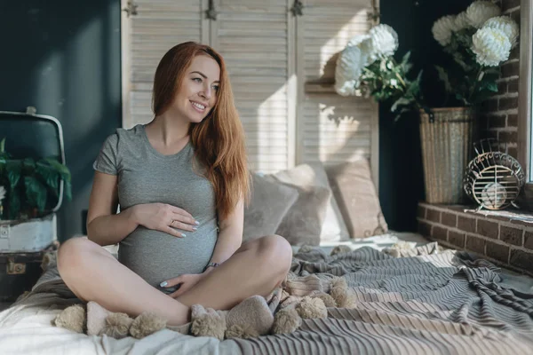 Donna incinta sognando — Foto Stock