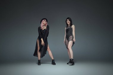 Poz siyah trendy kıyafetler giyen iki moda kız