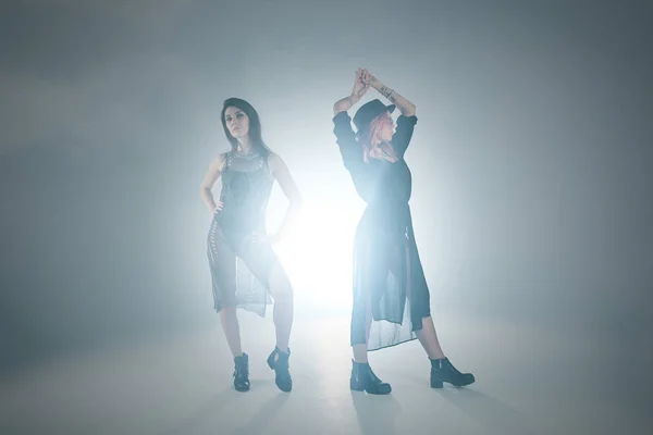 Duman ve ışıklar hareketli dans eden kızlar — Stok fotoğraf