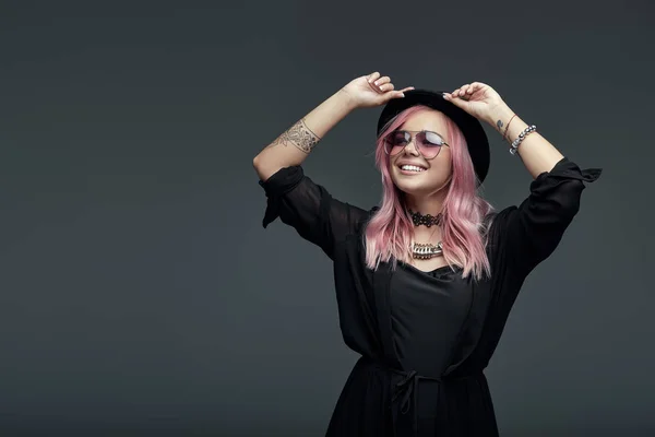 Retrato de menina na moda com cabelo rosa — Fotografia de Stock