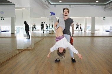 Dans eden kadın ve erkek