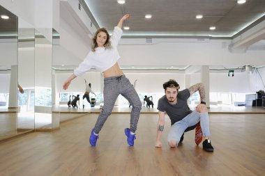 Dans eden kadın ve erkek