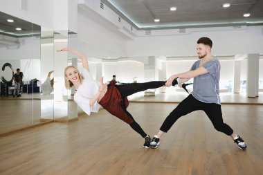 Erkek ve kadın spor hareketleri gerçekleştirme