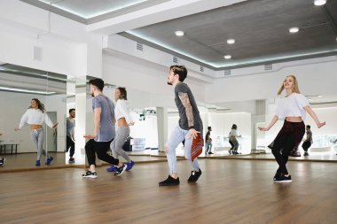 Grup dört hip-hop dansçılar