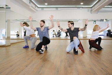 Grup dört hip-hop dansçılar