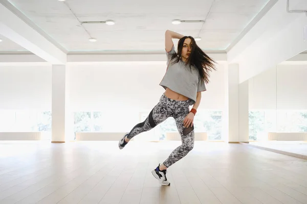 Spor ve dans bir studi tek başına gerçekleştirme atletik genç kız — Stok fotoğraf