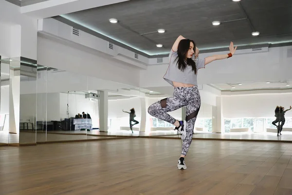 Spor ve dans bir studi tek başına gerçekleştirme atletik genç kız — Stok fotoğraf