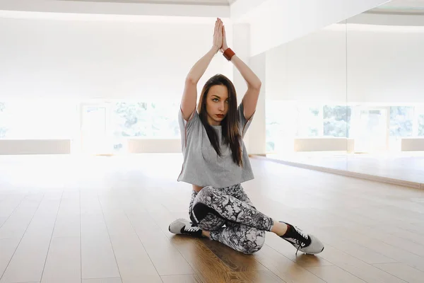 Mujer Joven Pie Postura Yoga Pierna Sobre Pierna Con Las — Foto de Stock