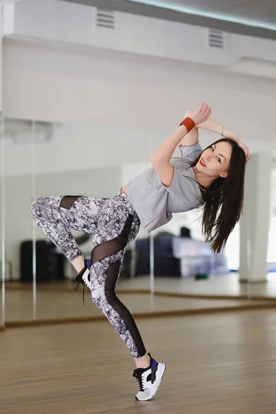 Atlética chica joven realizando deportes y bailar solo en un studi — Foto de Stock