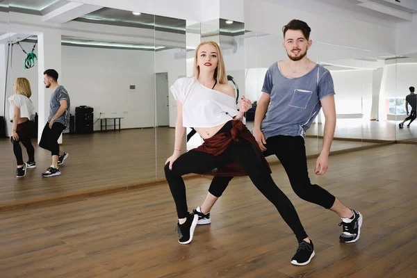 Hombre y mujer bailando — Foto de Stock