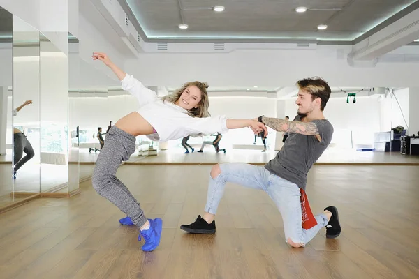 Dans eden kadın ve erkek