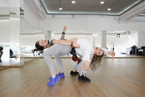 Dans eden kadın ve erkek