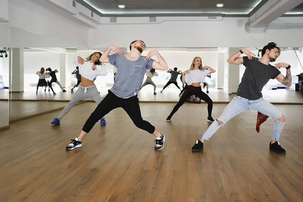 Grupo de cuatro bailarines de hip-hop — Foto de Stock