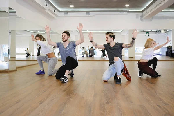 Grup dört hip-hop dansçılar