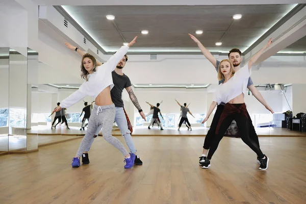 Grup dört hip-hop dansçılar