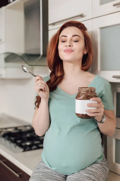 Donna incinta godendo mangiare cioccolato — Foto Stock