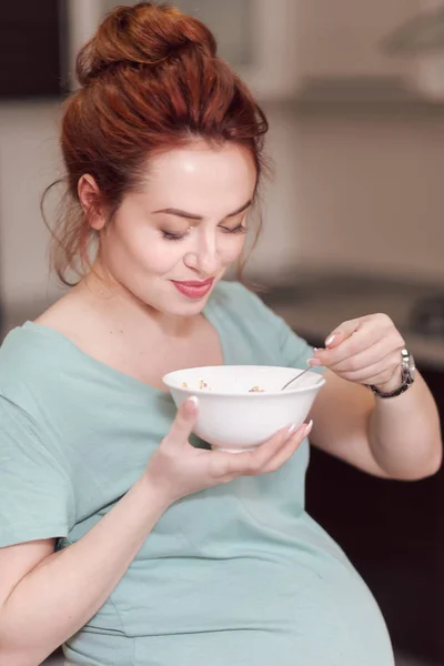 Bella donna incinta mangiare cereali — Foto Stock