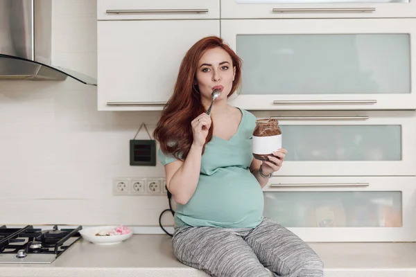 Donna incinta godendo mangiare cioccolato — Foto Stock