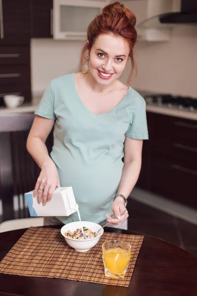 Ler gravid kvinna förbereder frukost, — Stockfoto