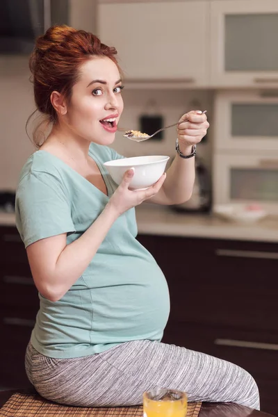 Bella donna incinta mangiare cereali — Foto Stock