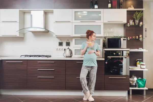 Hamile kadın bir bardak meyve suyu içme yerine