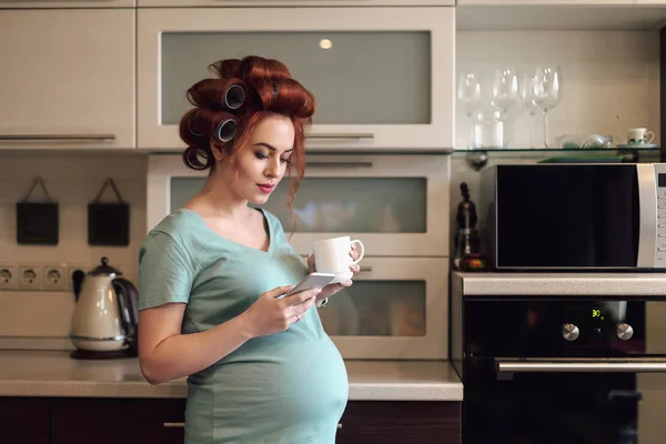 Gravid kvinna söka fakta om graviditet. — Stockfoto