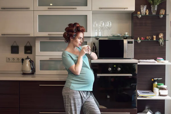 Bella donna incinta rilassante a casa con una tazza di tè — Foto Stock