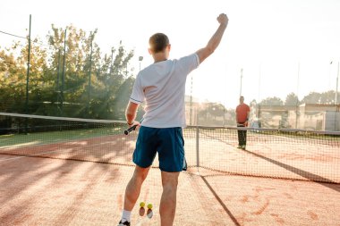 Tenis mutlu kazanan sabahları güneş ışığı altında
