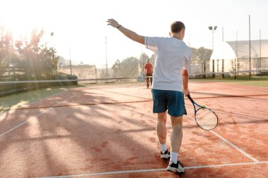  Güneş ışığı sabah tenis oynayan adam