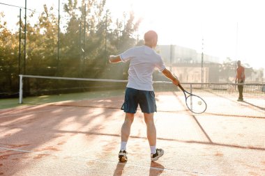  Güneş ışığı sabah tenis oynayan adam