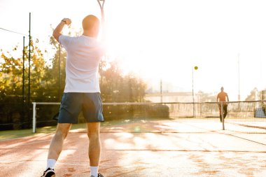  Güneş ışığı sabah tenis oynayan adam