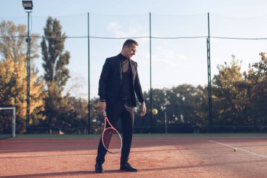 Tenis oynarken işadamı 
