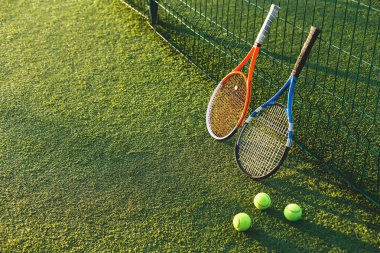 Tenis raketleri çimenlerin üzerinde