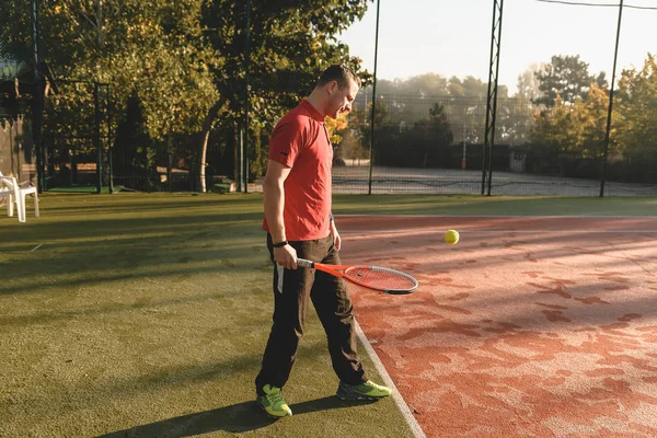 Joven está jugando al tenis en la mañana fresca y soleada — Foto de Stock