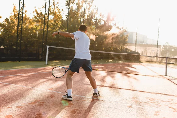  Güneş ışığı sabah tenis oynayan adam