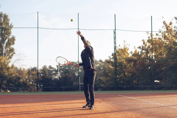 Empresario jugando tenis — Foto de Stock