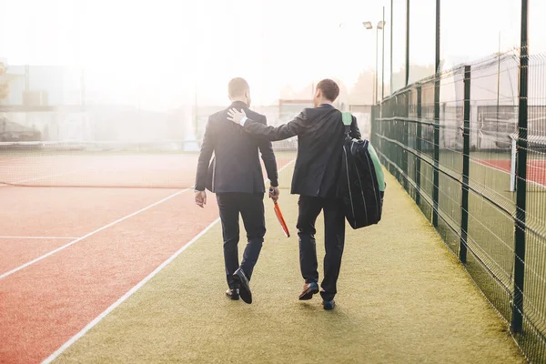 Dos hombres de negocios caminando y comunicándose — Foto de Stock