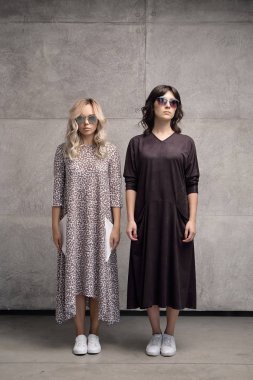 Güneş gözlüğü takıyor iki moda kız